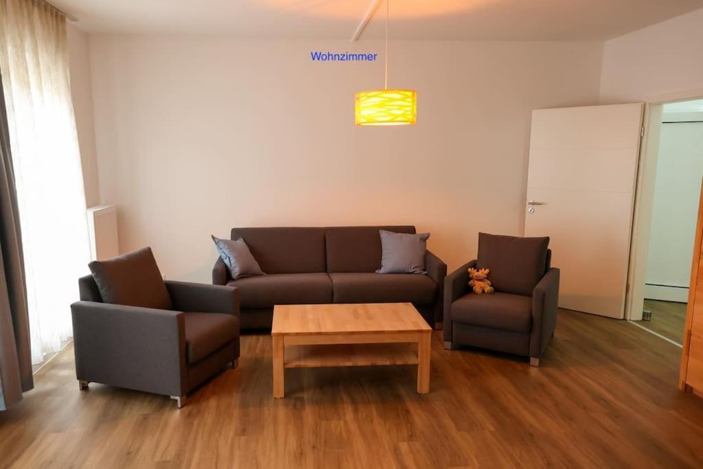 Freundliche Wohnung Mit Parkplatz Und Terrasse Neubrandenburg Exterior foto