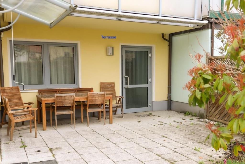 Freundliche Wohnung Mit Parkplatz Und Terrasse Neubrandenburg Exterior foto
